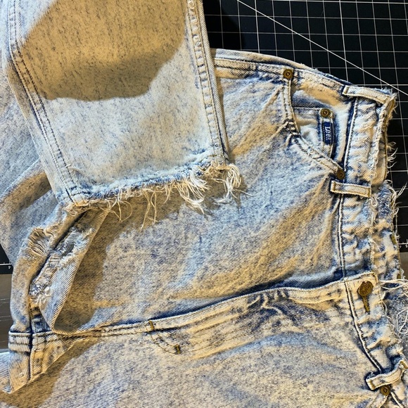Vintage 80βs Lee Acidwash Highwaisted Light wash SUPER Distressed Jeans Zip Fly - Picture 4 of 4